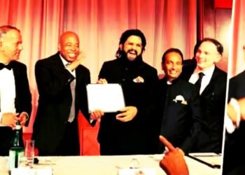 rajkotupdates.news:new-york-mayor-eric-adams-also-poses-in-pushpa-style-like-allu-arjun